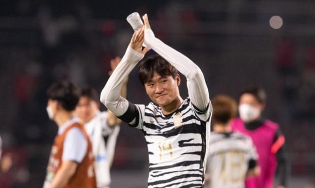 开云官方平台-韩国大胜夜19岁新星一战成名 02年小生首秀入首球